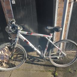 Silver GT aggressor bike.
Front brake cable needs reconnecting
Used but good condition

Frame size approx 45cm
Wheel size approx 22"
5 gears