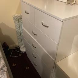 Very good condition 
Need to get rid of ASAP
Can deliver local tower Hamlets
Normally £100 will accept half 
Only used for a few months

White High Gloss Large 6 (4+2) Drawer Tall Chest of Drawers.Bedroom Chest.