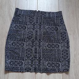 Black/white skirt by New Look
age 14-15 years
excellent condition