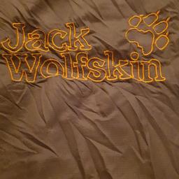 verkauft wird ein gebrauchter Schlafsack von Jack Wolfskin. Größe siehe Fotos. Nur 1x benutzt. top Zustand 👌