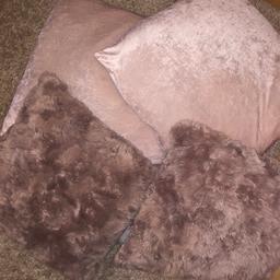 X2 XL  pale pink 
X2  faux fur blush pink 

£5 for all 4 

Washed covers and smoke and pet free home