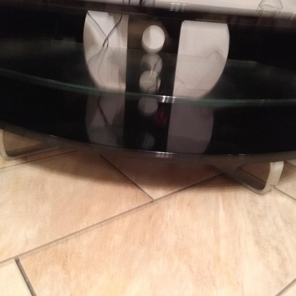 Contemporary TV Media Cabinet
Also Coffee Table
Black glass two tier with silver feet
Stylish and compact
Easy to clean maintain up
Around 32" wide x 27" High x 15" Deep

Sold as seen
NO refund or exchange
Collection only
Cash on collection