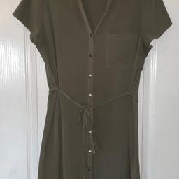 Ladies Women’s
Khaki green button up short sleeve shirt dress with tie belt, belt loops and shiny buttons
Non crease lightweight fabric
Papaya from Matalan
Size 18
Collection only from WV14 9HB