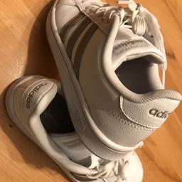 Grand Court Schuh von adidas, Grösse 38 (US 6 1/2) weiß mit silbergrauen Streifen.
Getragen und festgestellt, dass sie etwas zu klein sind.
Schöner Freizeit und Sportschuh (Original, NP 70,-€)