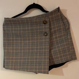 Hi and welcome to this great beautiful looking Zara Basic Check Plaid Mini shorts style Skirt Size Medium.

New without tags tried on once thanks