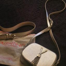 matching silver valentino bag and belt. Belt is 120cm.

worn once only for a couple of hours

collection DY4