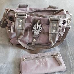Verkaufe originale GG&L Handtasche mit Geldtasche, lila, so gut wie neu, 2x getragen, das Set befindet sich in einwandfreiem Zustand!
KEIN VERSAND!
Da Privatverkauf, keine Garantie und Rücknahme!