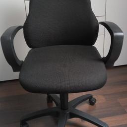 verkaufe einen Drehstuhl in schwarz
der Stuhl ist sehr gut erhalten, hat nur wenige Gebrauchsspuren
er hat Armlehnen und ist höhenverstellbar, die Lehne ist ebenfalls verstellbar