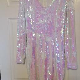 Says size 14 more like 10/12
pink light is shining on it. looks to have green but is pink. This is a gorgeous dress poor camera on phone