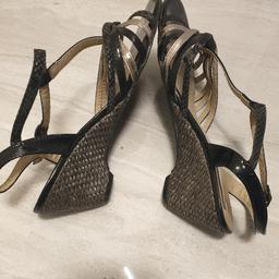 Medium size heels
size 7
worn couple of times only .