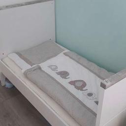 Verkaufen ein Gitterbett umbaubar zum Kinderbett inkl. Matratze.

Das Bett kann auf drei Höhen verstellt werden. Es können zusätzlich Gitterstäbe entnommen werden zum selbständigen raus und rein klettern.

Maß 70x140
