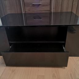 Beautiful Gloss black coffee table with storage, 2 draws to the bottom and shelving on the sides and middle. Slight corner damage to 1 corner hence the price as shown in pictures.

Size Guide -
Height - 37cm,
Length - 95cm,
Width - 55cm

Looking for £30 or nearest offer.

Collection from WV11 area or can deliver for cost of fuel.