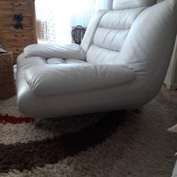 really attractive single seat sofa chair
very comfortable and well looked after
slight peeling on the back head rest not noticeable cause it's at the back, peeling is the same colour as sofa, but leather restorer should sort it out
paid £540 when new at dfs , grab a bargain