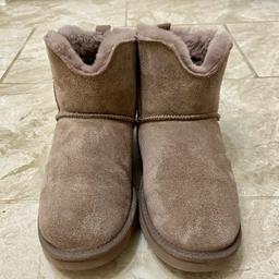 lamo sheepskin boots size 6.


Really pretty colour (Mushroom)


Sheepskin lined


Excellent condition


Perfect for the cold weather