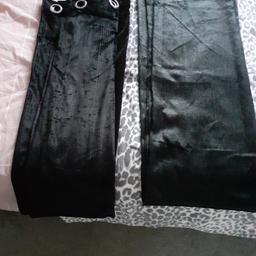 Crush velvet- 54x86 £5 no offers
Black pattern curtains 66x90 £10 no offers
Collection only
Ring top style 