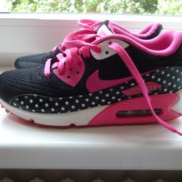 Top Nike Stella schwarz pink gepunktet.