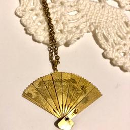 A truly beautiful fan style necklace