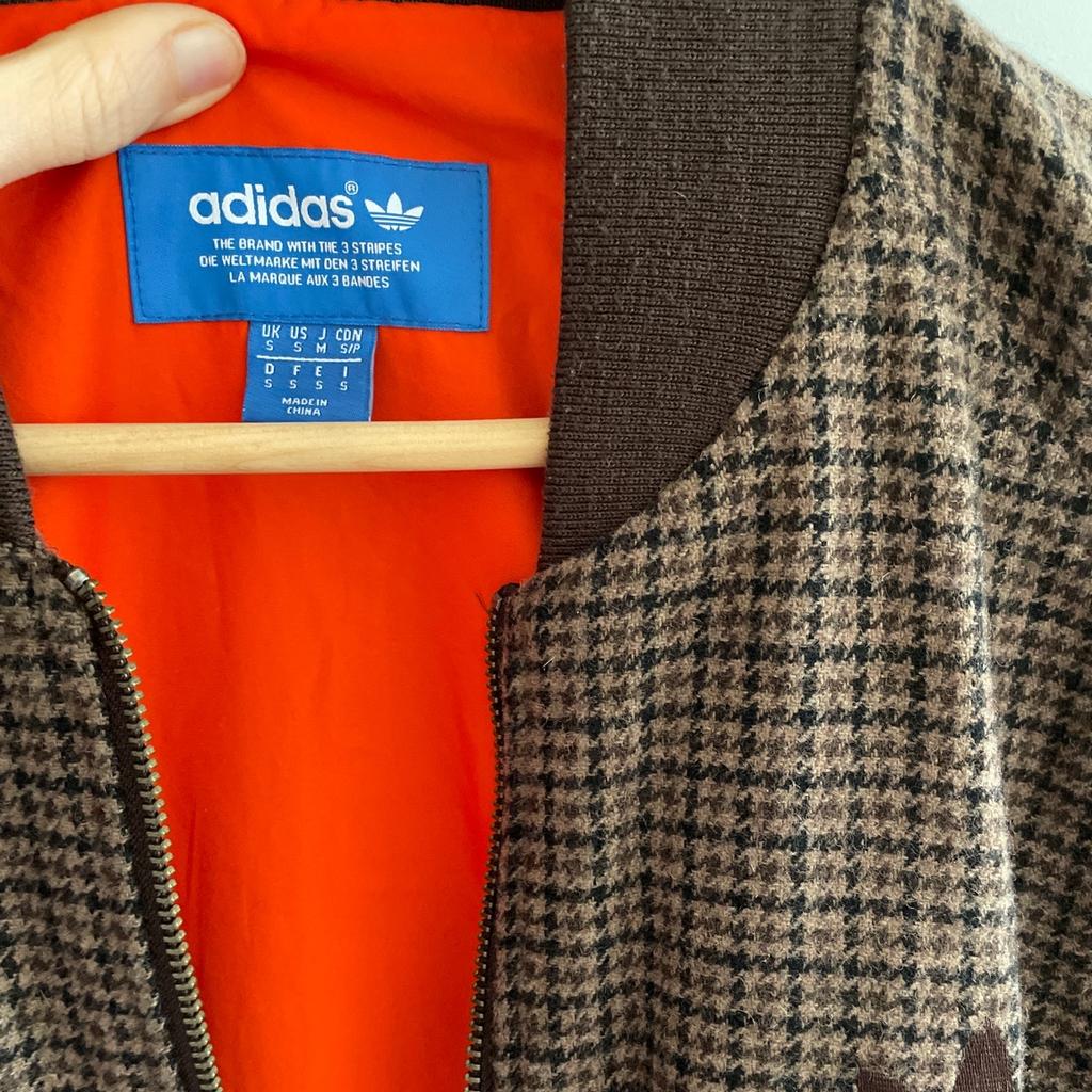 • Farbe: Braun/Khaki/kariert mit orangen Innenstoff
• im sehr guten Zustand
• mit 2 Außen- und 1 Innentasche
• Größe S
• angenehmer Stoff (etwas Pilling an dem Saum)
• mit Reißverschluss
• Adidas Logo auf der Vorderseite
• in Dubai gekauft