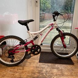 Girls 6 speed bike.
Still in full working order.
A few areas of rust but this could be rubbed off if cleaned up