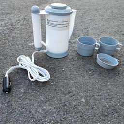 KFZ Wasserkocher, kaum benutzt, mit zwei Kaffeebechern.