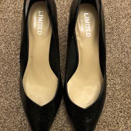 Gorgeous black court shoe with croc detail from Marks and Spencer’s, only tried on so in brand new condition without tags. Size 5.5. Grab a bargain!
Please see my other ads