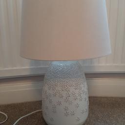 Beautiful delicate flower pattern to pale nude base with matching shade.
excellent condition 
only selling due to colour scheme change
collection s44 5jq