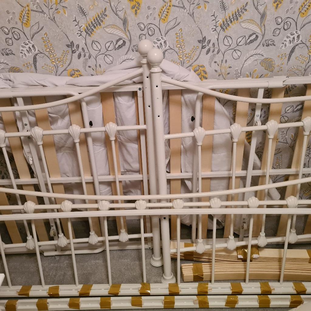 white day bed with pull out bed in B78 North Warwickshire for £120.00