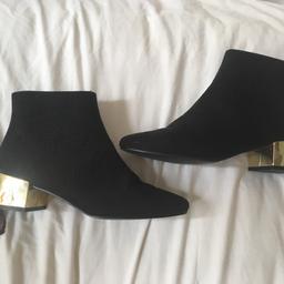 Black suede reptile print ankle boots with gold heels
Size 4
Top shop
I’m excellent condition