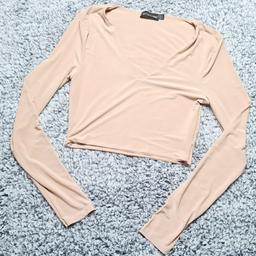 Pretty Little Thing Cropped Long-sleeved Top 
Size 10
Used but in very good condition
Worn once