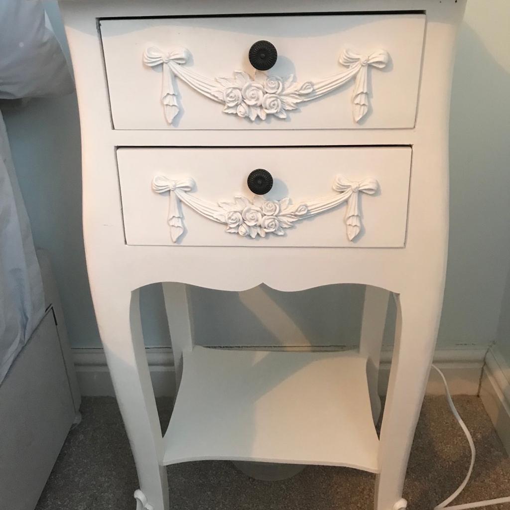 Dressing table and bedside in B79 Tamworth für £ 100,00 zum