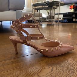 Brand new
Pinky beige colour
Valentino rockstud style heels
NOT ACTUALLY VALENTINO
FREE DELIVERY/collection
SIZE 6