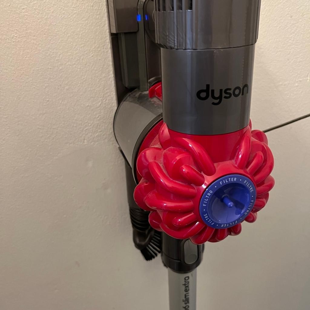 Dyson Staubsauger v6 slim extra in 5112 Lamprechtshausen für € 100,00 zum Verkauf Shpock AT