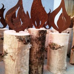 Aus Birkenholz mit Rostflamen
Größe ca 30 cm je nach Flamme
Pro Stück 12€