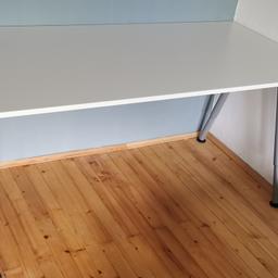 Ich verkaufe einen Schreibtisch in weiß mit höhenverstellbaren Untergestell in Silber im sehr gutem Zustand.
Nur auf der Unterseite ist im hinteren Bereich an einer kleinen Stelle der Lack abgegangen (ca. 2x0,5 cm). Ist aber nicht sichtbar, wenn der Tisch steht. 
Mase: lxbxh= 160x90x höhenverstellbar
Neupreis: 120€