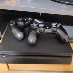 PlayStation 4 mit 2 Controllern
Ein Controller hat nur mehr ganz schwache Beleuchtung - funktioniert aber
Ansonsten guter Zustand

FIXPREIS 180€