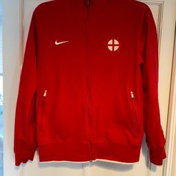 Mens Red Nike England full zip top, size medium. Two zip pockets also. ‘England’ on the back in red. Good condition. Having a clear out. Offers considered. Collection only.