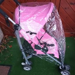HAS PADDING DOWN SEAT AREA. 5 POINT HARNESS.  LEG SUPPORT.  CARRYING HANDLE. CAN LIE DOWN. UMBERELLA FOLD.  LOCK OFF CLIP. EASY BRAKING SYSTEM.  CAN FIT A  CAR SEAT. HAVE COSY TOES IF REQUIRED £10.
