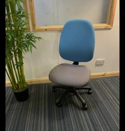 Buy & Sell South East London Croydon - Photos for Upholstered Swivel Office Chair