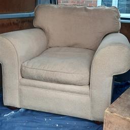 Comfy arm chair in an oatmeal colour. Good condition. Seat and back cushions are loose and can be reversed. FREE
PR4 Longton Preston