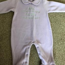 Girls purple fleecy sleep suit/onesie
Age 3-6 months
On the front it says ‘ Are these people are really my relatives? ‘
In excellent condition
From a smoke and pet free home