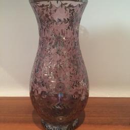 Vaso in vetro con decorazioni in argento, altezza 25 cm circa, diametro alla sommità 10,5 cm.