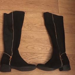 Lovely black sude knee high boots for sale

size 4

Unwanted