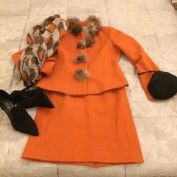 Molto femminile questo tailleur giacca e gonna Coconuda di un bellissimo color arancio con pon pon di pelo come bottoni e collettò sempre in pelo. Messo due volte adesso non mi sta più