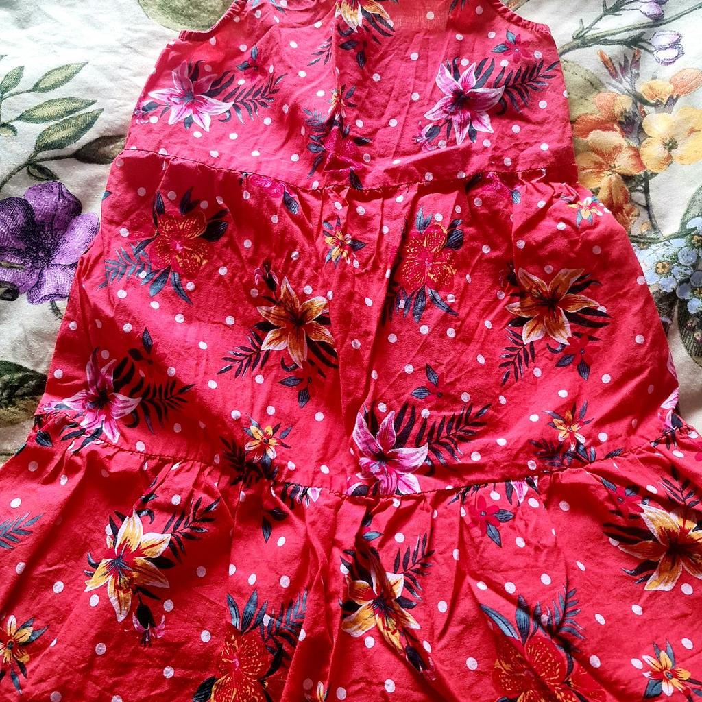 girls dresses age 6-8
one clack with animals on
one pink with flowers
used but in good condition
sold as a set