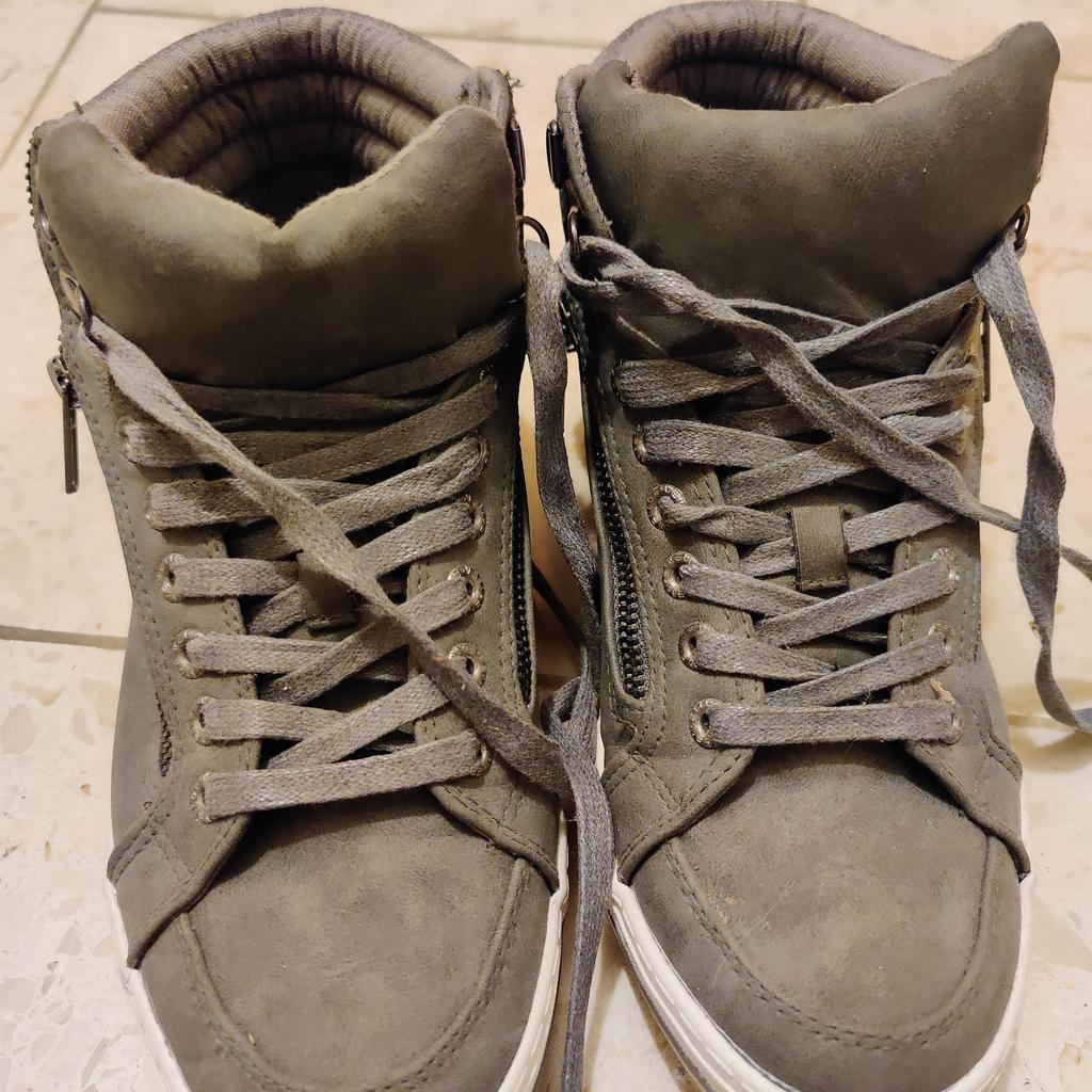 Verkaufe ein Paar hohe Sneaker. Diese sind grau, mit Schnürung und haben Dekoreisverschlüsse.
Die Schuhe wurden gelegentlich getragen und haben daher an der Sohle Gebrauchsspuren sind aber sonst in einem guten Zustand.
Marke Venice
Größe 39
Preis zzgl. Versand
