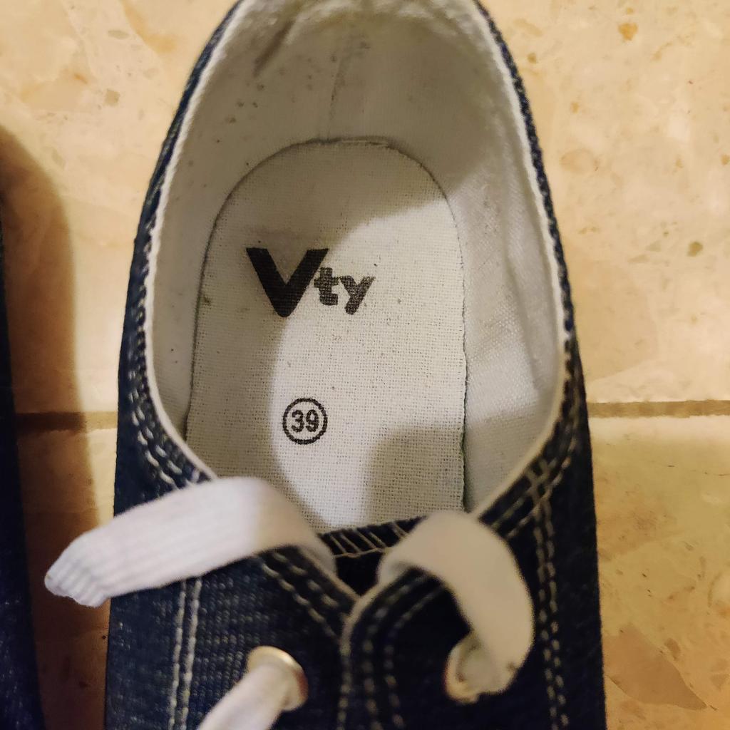Verkaufe ein Paar Sneaker mit Jeansoptik.
Diese wurden nur selten getragen und sind in einem guten Zustand.
Marke Vty
Größe 39
Preis zzgl. Versand
