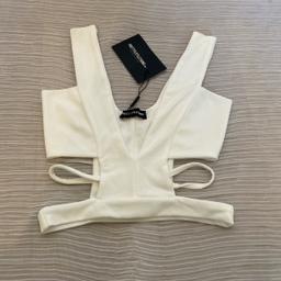PrettyLittleThing cut out cream crop top
Size 8
Brand new with tags, however some tiny tiny potential foundation marks

#prettylittlething #cutout #cream #party #holiday