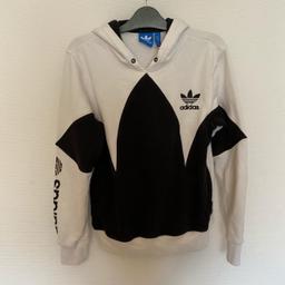 Adidas pull over hoody (hoody lace missing)
Size small
Good condition, little worn & small mark on arm

#adidas #hoody #black #white #comfy