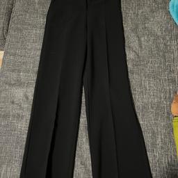 Hosenanzug Hose von der Marke „Idano“ in der Farbe schwarz 
Komplett neu und ungetragen!!! 
Sehr hochwertiges Material 
In der Größe XS/34 bis S/36 
Mit zwei Hosentaschen vorne