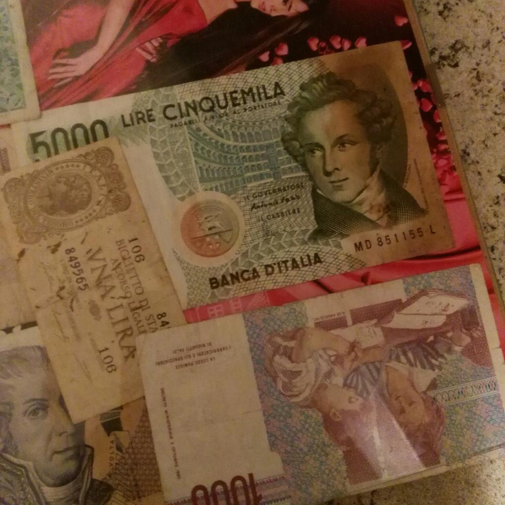 vendo banconote Lira italiana in buono stato incorniciate o x chi volesse posso togliere la cornice.....integre e buono stato
x collezionisti
prezzo trattabile